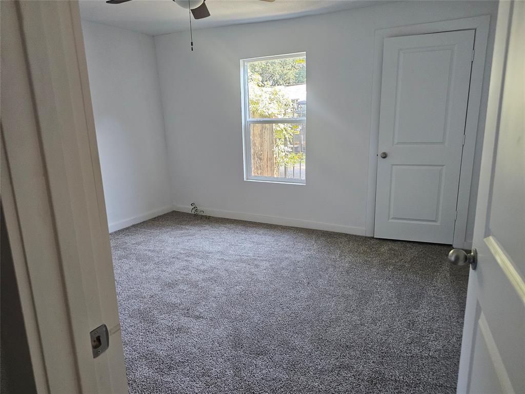 2426 South Tyler Street Dallas, TX 75224 - Photo 13 of 21 an empty room with windows