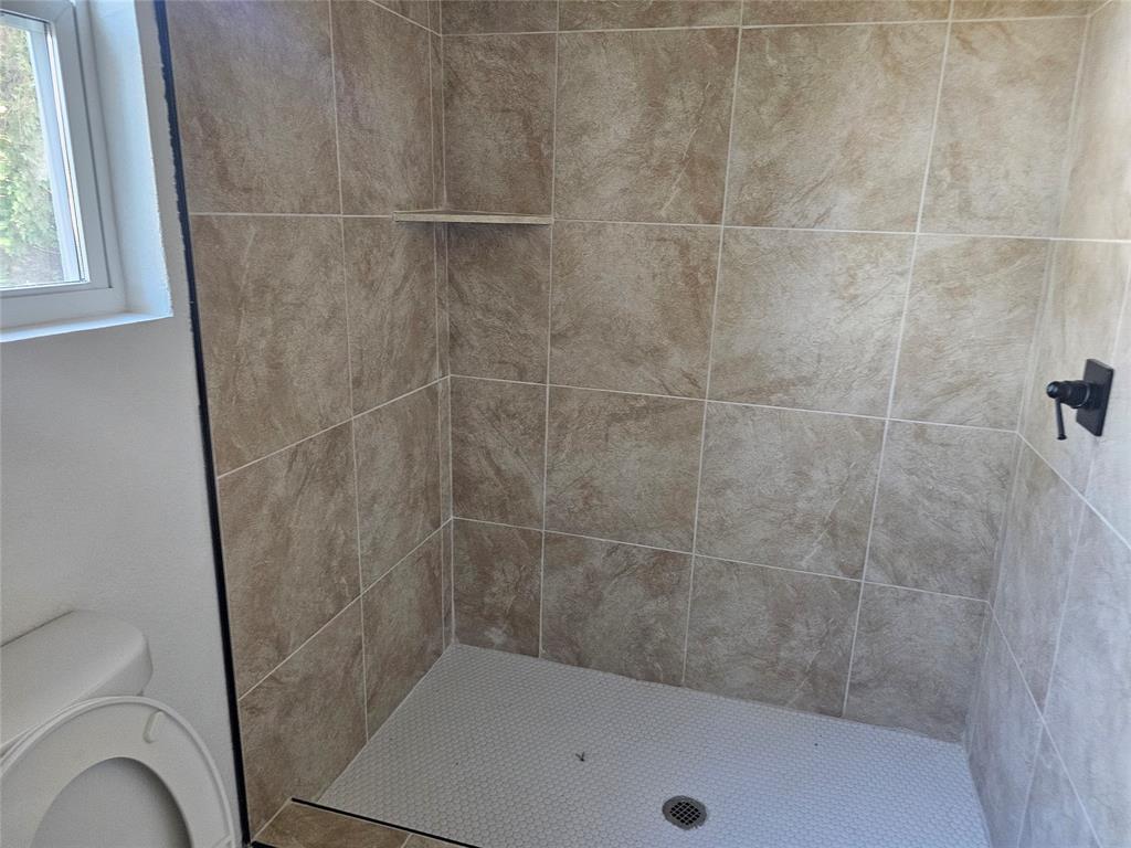 2426 South Tyler Street Dallas, TX 75224 - Photo 15 of 21 a bathroom with a bathtub