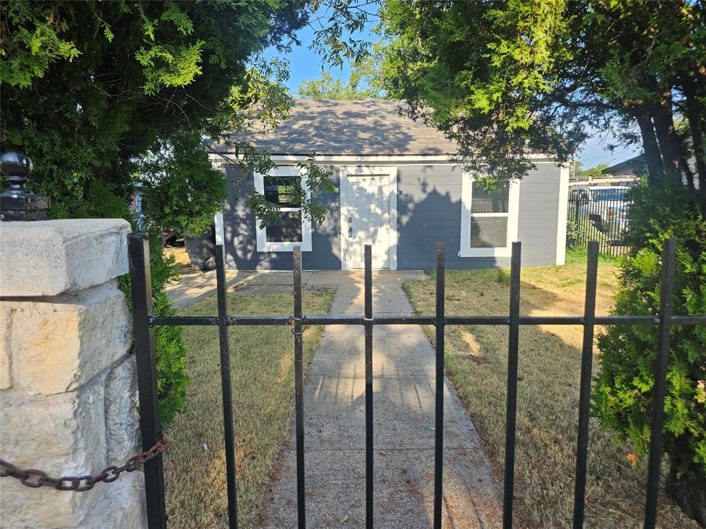2426 South Tyler Street Dallas, TX 75224 - Photo 19 of 21 a view of a porch