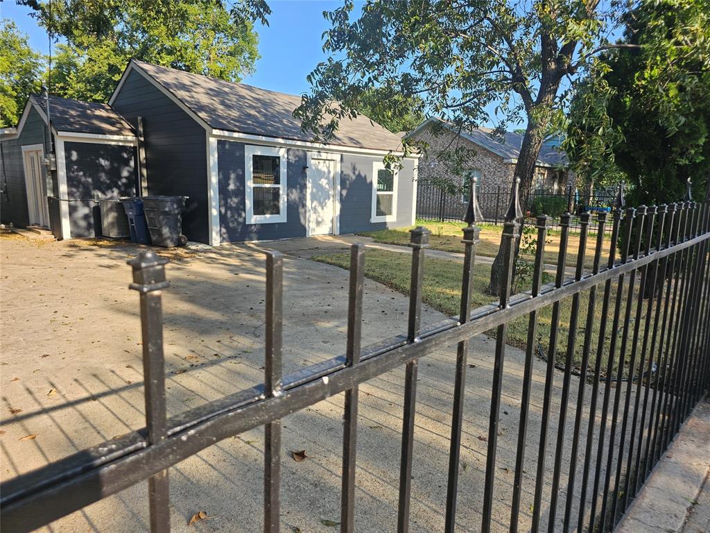 2426 South Tyler Street Dallas, TX 75224 - Photo 20 of 21 a view of a house with backyard porch