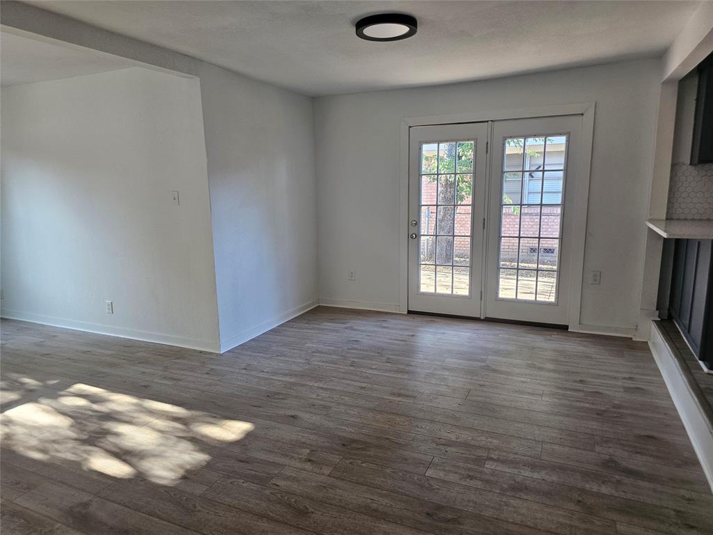 2426 South Tyler Street Dallas, TX 75224 - Photo 9 of 21 an empty room with wooden floor and windows