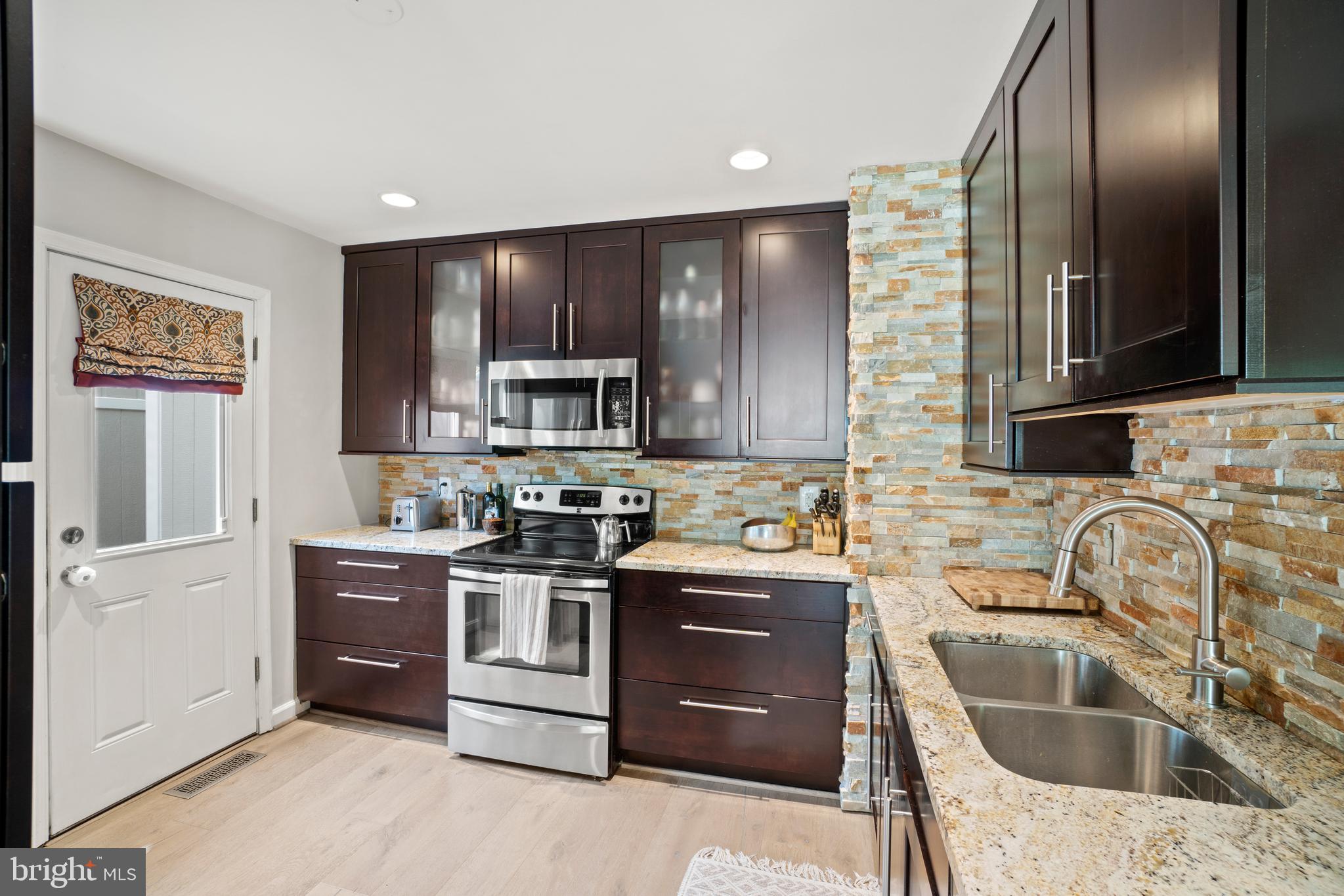 9327 Raintree Road Burke, VA 22015 - Photo 9 of 35 Gallery Image 9