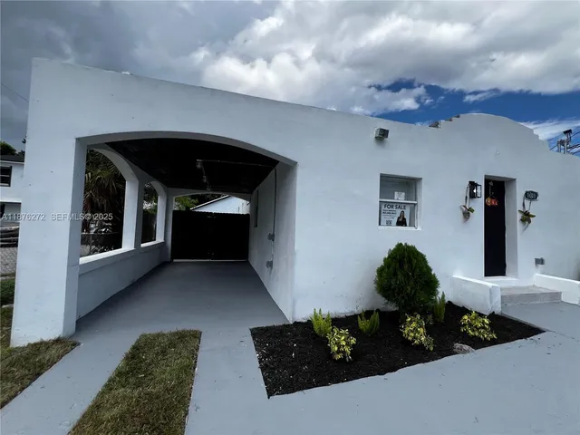 a view of an house with backyard