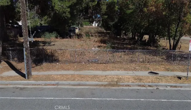 a view of a yard and a tree