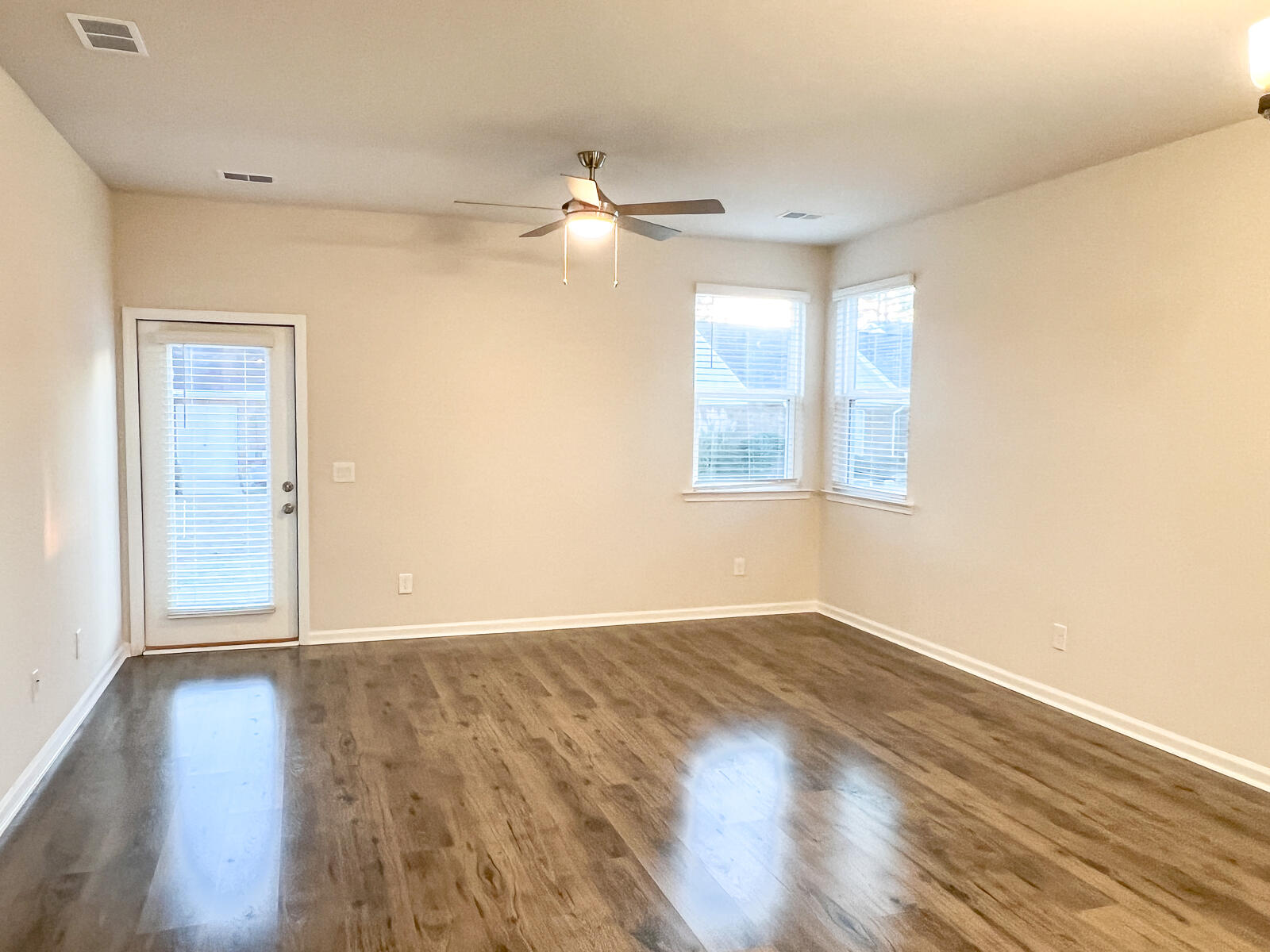 1317 Warrens Way Manning, SC 29102 - Photo 7 of 15 Living room