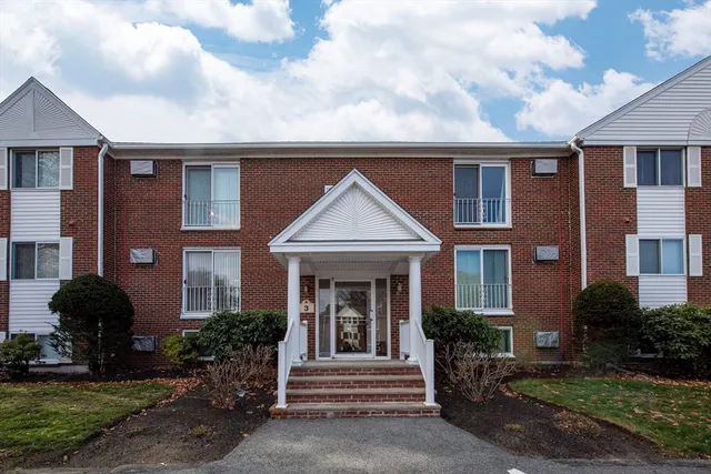 $309,000 | 3 Birchwood Pointe, Unit 202, Amesbury, MA 01913