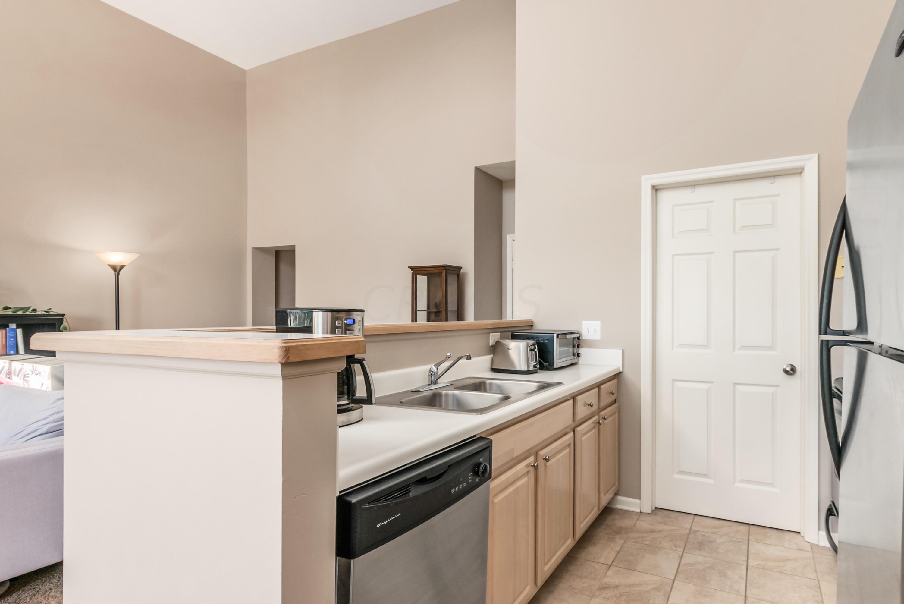 6142 Inishmore Lane Dublin, OH 43017 - Photo 11 of 22 Kitchen 6142 Inishmore Ln