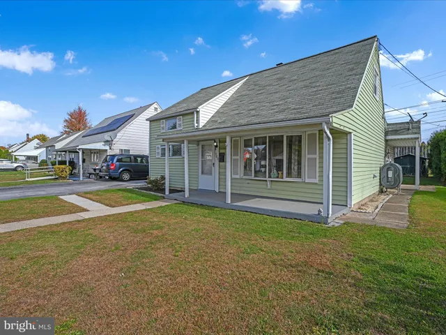 a view of outdoor space yard and porch