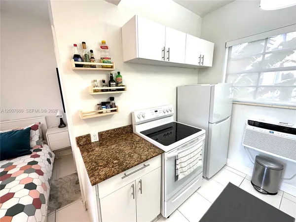 $1,900 | 1007 Meridian Avenue, Unit 12, Miami Beach, FL 33139