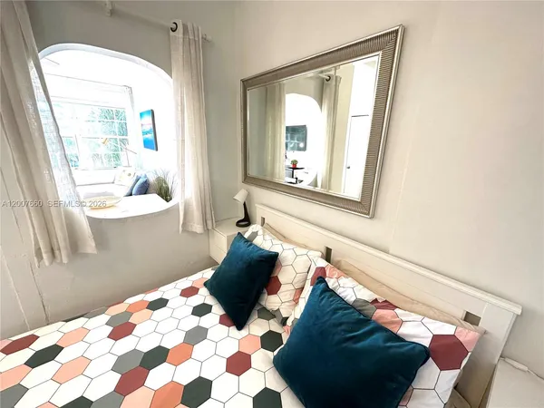 $1,900 | 1007 Meridian Avenue, Unit 12, Miami Beach, FL 33139