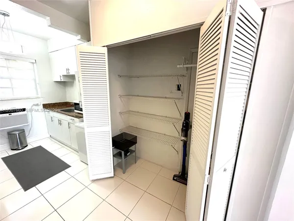 $1,900 | 1007 Meridian Avenue, Unit 12, Miami Beach, FL 33139