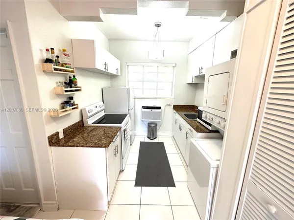 $1,900 | 1007 Meridian Avenue, Unit 12, Miami Beach, FL 33139