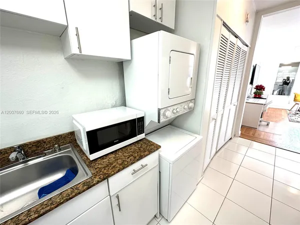 $1,900 | 1007 Meridian Avenue, Unit 12, Miami Beach, FL 33139