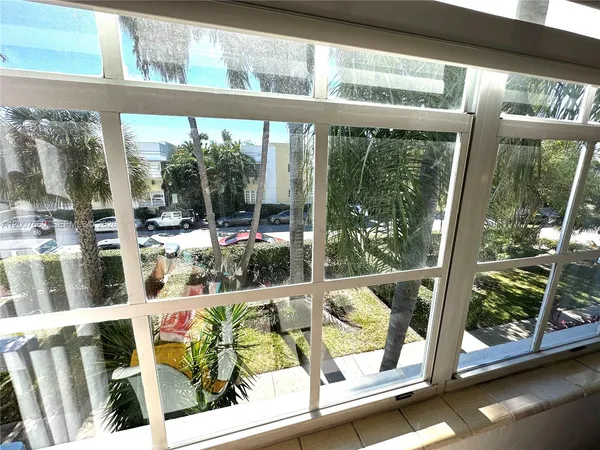 $1,900 | 1007 Meridian Avenue, Unit 12, Miami Beach, FL 33139
