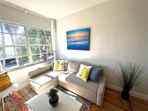 $1,900 | 1007 Meridian Avenue, Unit 12, Miami Beach, FL 33139