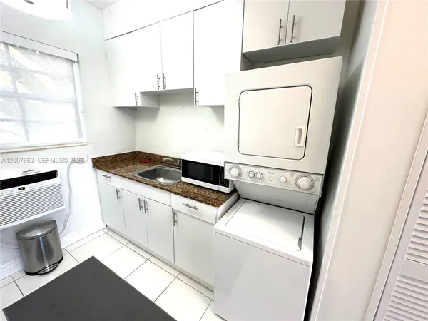 $1,900 | 1007 Meridian Avenue, Unit 12, Miami Beach, FL 33139