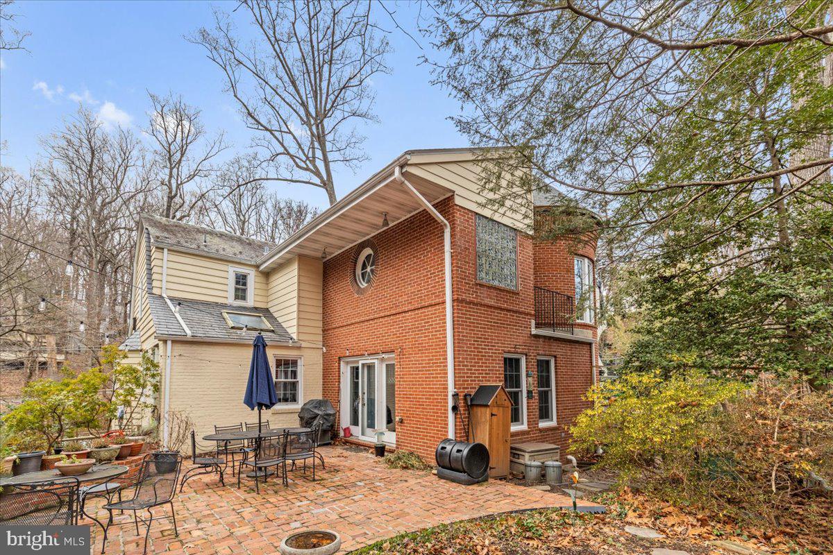 130 Hilltop Road Silver Spring, MD 20910 - Photo 45 of 48 a backyard of a house with table and chairs