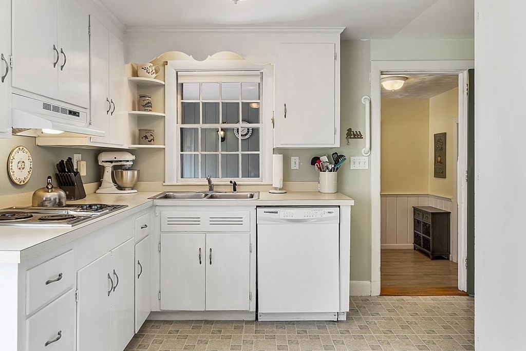 53 Dana Road Reading, MA 01867 - Photo 4 of 42 Gallery Image 4