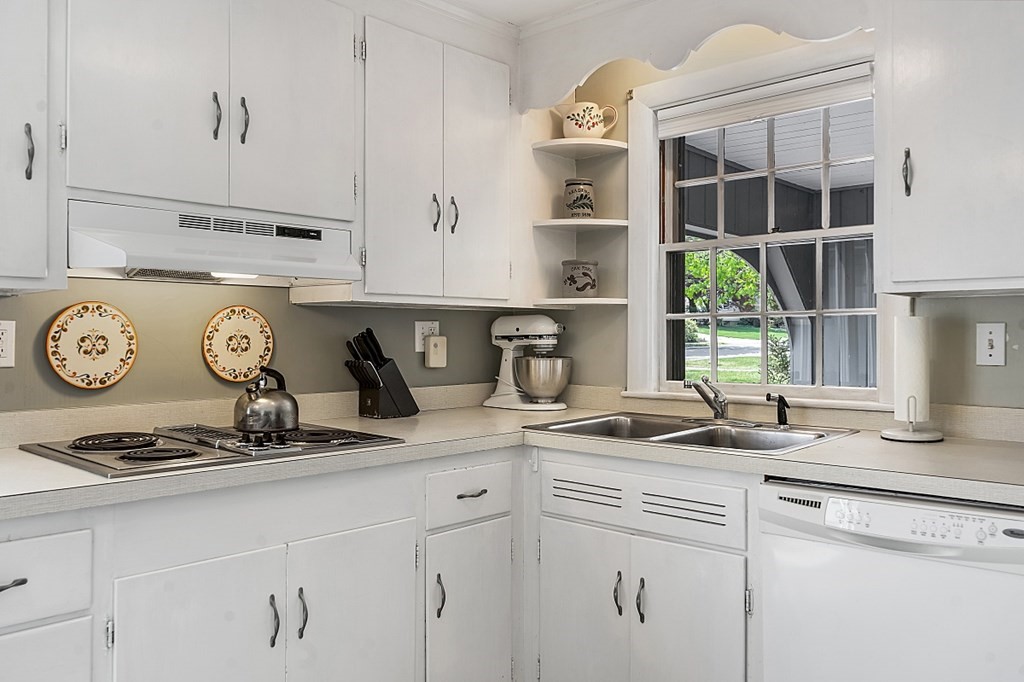 53 Dana Road Reading, MA 01867 - Photo 5 of 42 Gallery Image 5