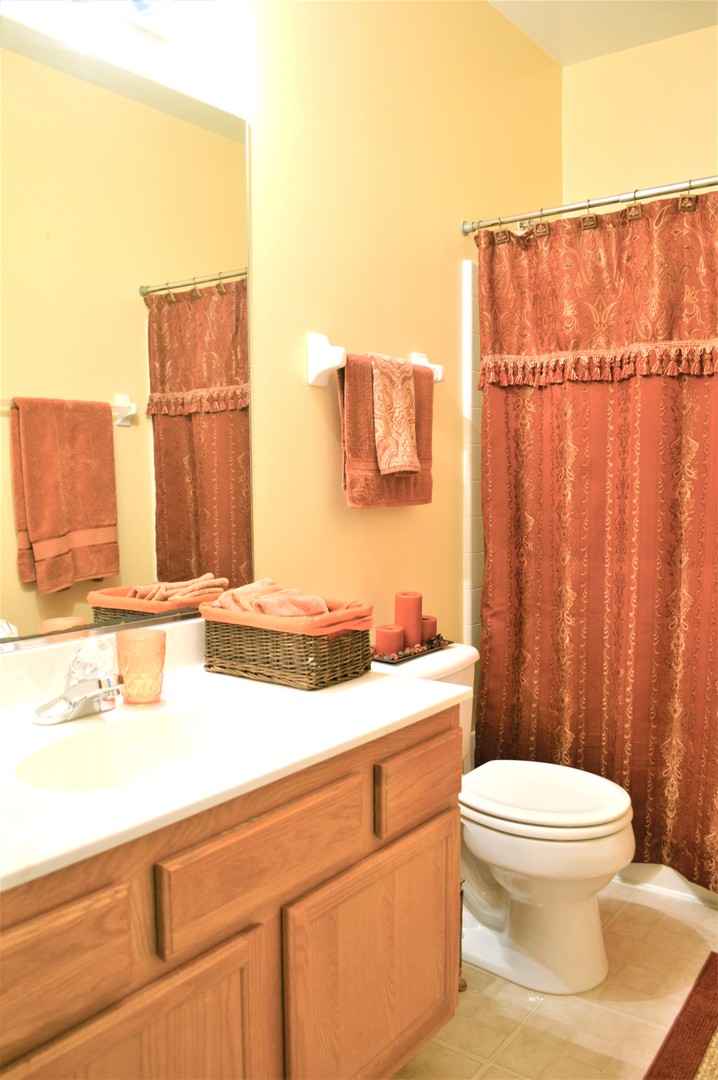 149 North Waters Edge Drive, Unit F Glendale Heights, IL 60139 - Photo 12 of 18