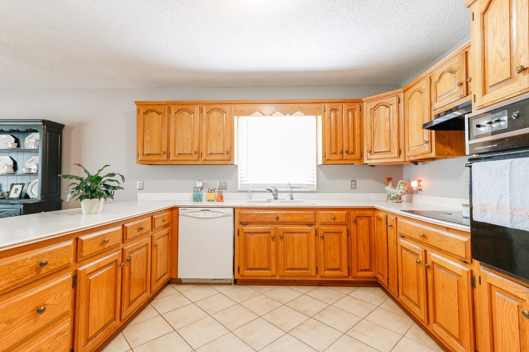 9801 Central Pike Mount Juliet, TN 37122 - Photo 11 of 42 a large kitchen with granite countertop cabinets and a sink
