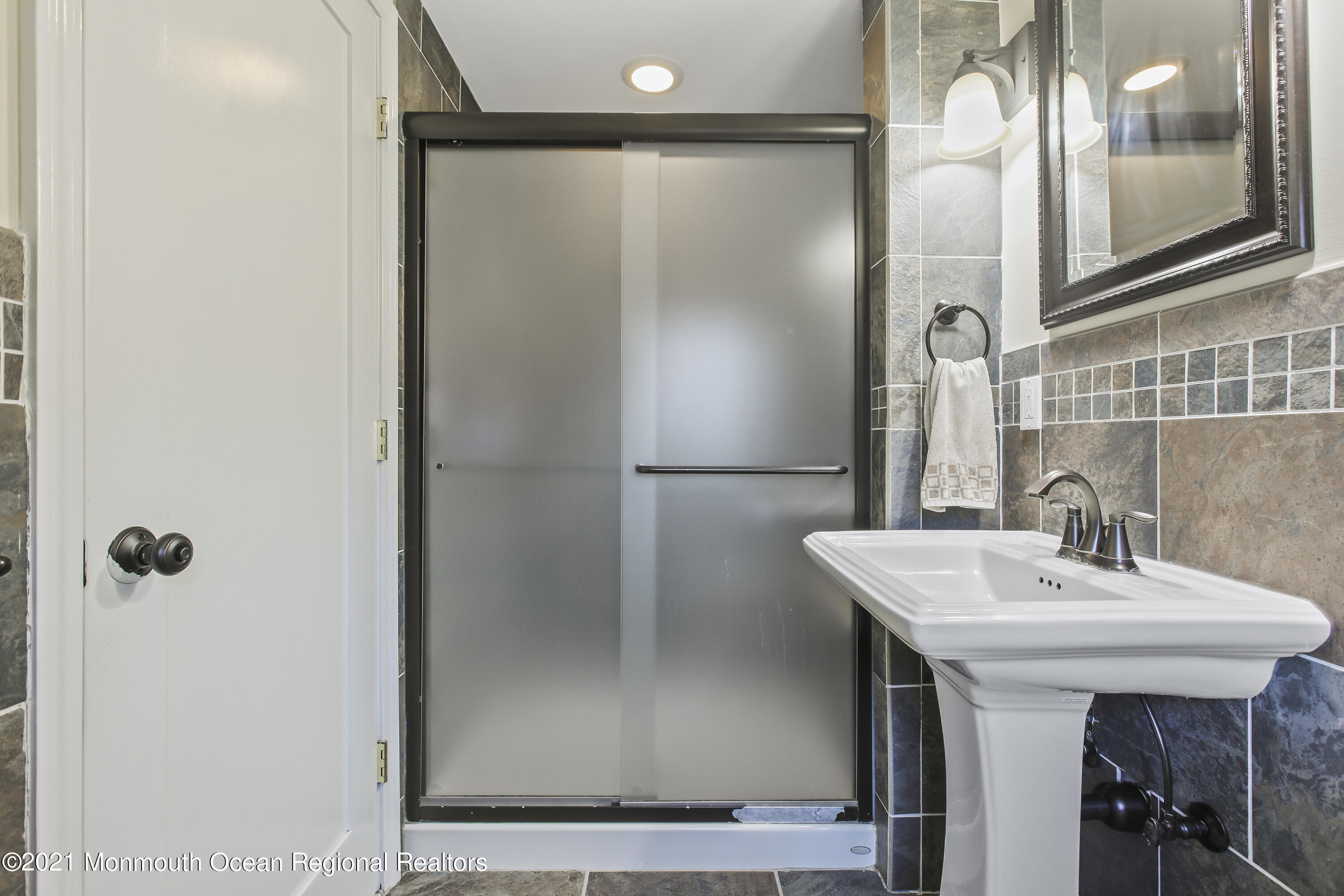 450 North County Line Road Jackson, NJ 08527 - Photo 25 of 35 a bathroom with a sink and mirror