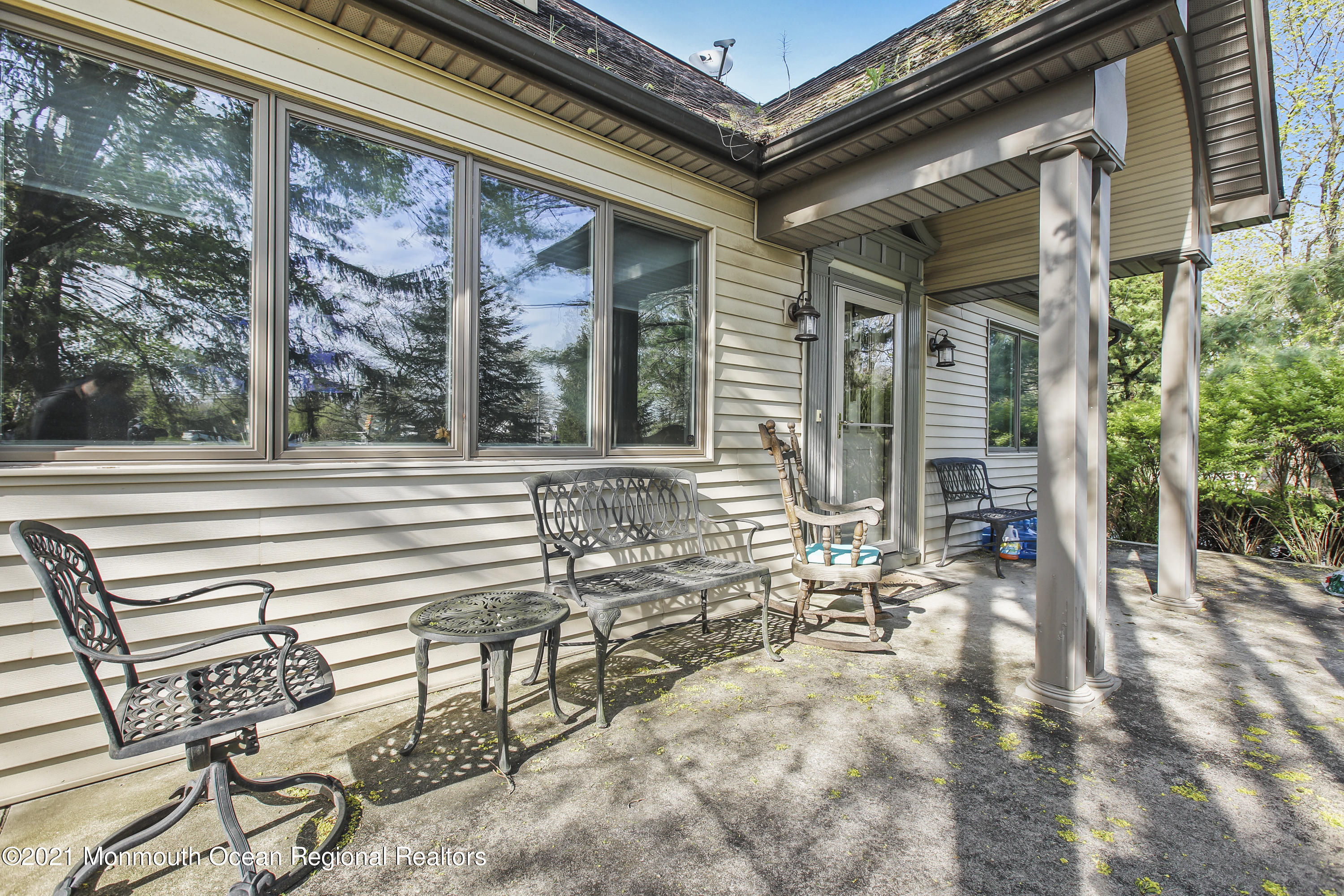 450 North County Line Road Jackson, NJ 08527 - Photo 6 of 35 a view of a chair and table in the balcony