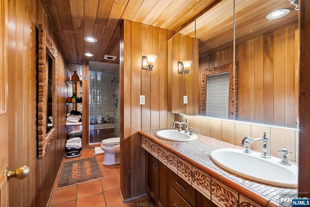 4 Horizon Road, Unit G10 Fort Lee, NJ 07024 - Photo 16 of 20 a spacious bathroom with a double vanity sink and a mirror