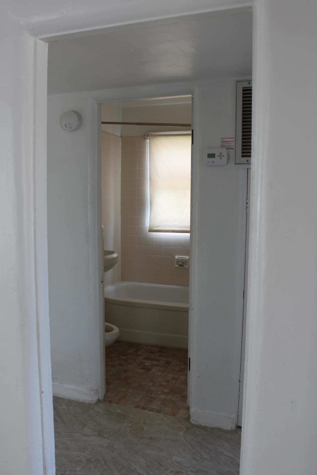 1905 West Monte Vista Road Phoenix, AZ 85009 - Photo 14 of 19 Hallway/Bathroom