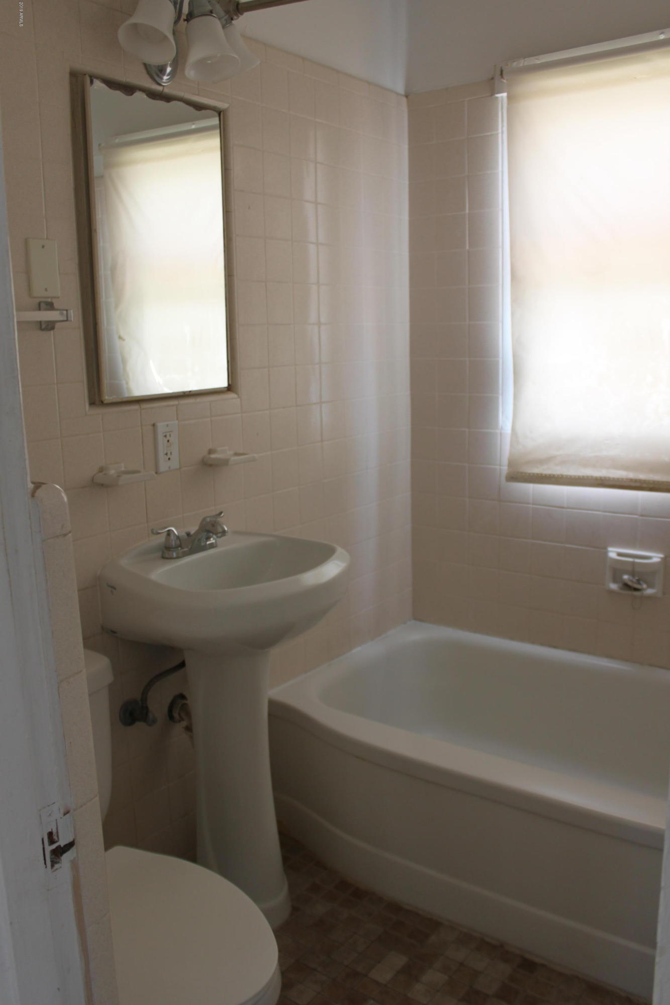 1905 West Monte Vista Road Phoenix, AZ 85009 - Photo 15 of 19 Bathroom