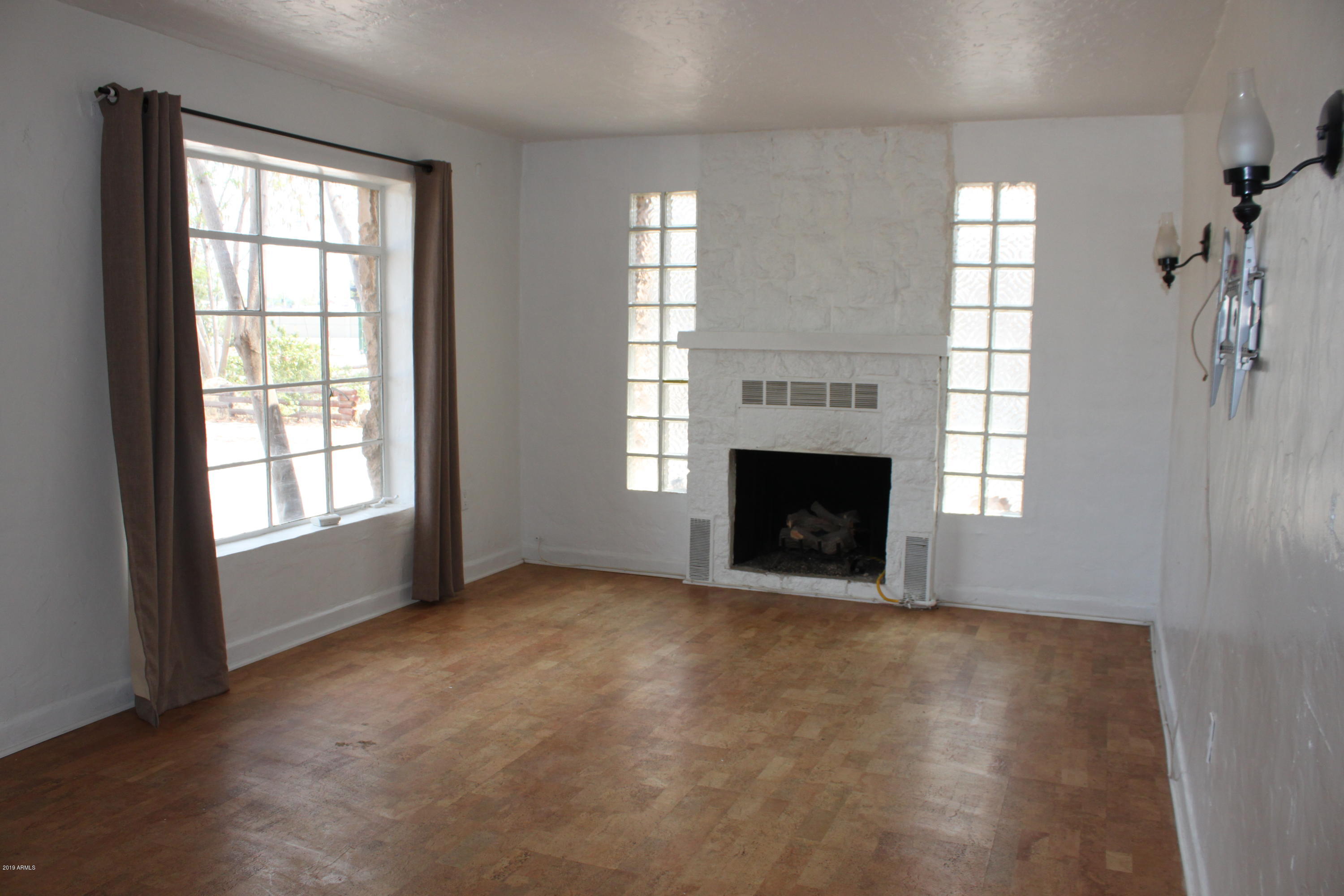 1905 West Monte Vista Road Phoenix, AZ 85009 - Photo 2 of 19 IMG_0346