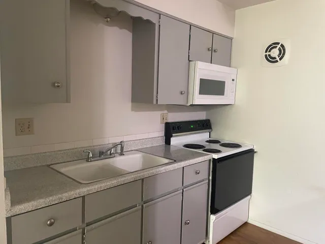 $995 | 3811 South 35th Street, Greenfield, WI 53221