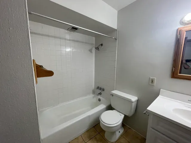 $995 | 3811 South 35th Street, Greenfield, WI 53221