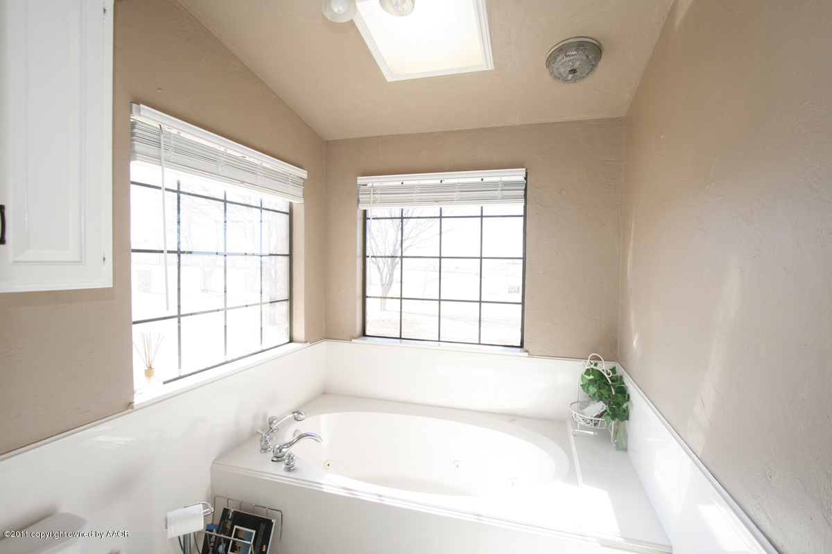 46 Helium Road Amarillo, TX 79124 - Photo 14 of 24 master bath