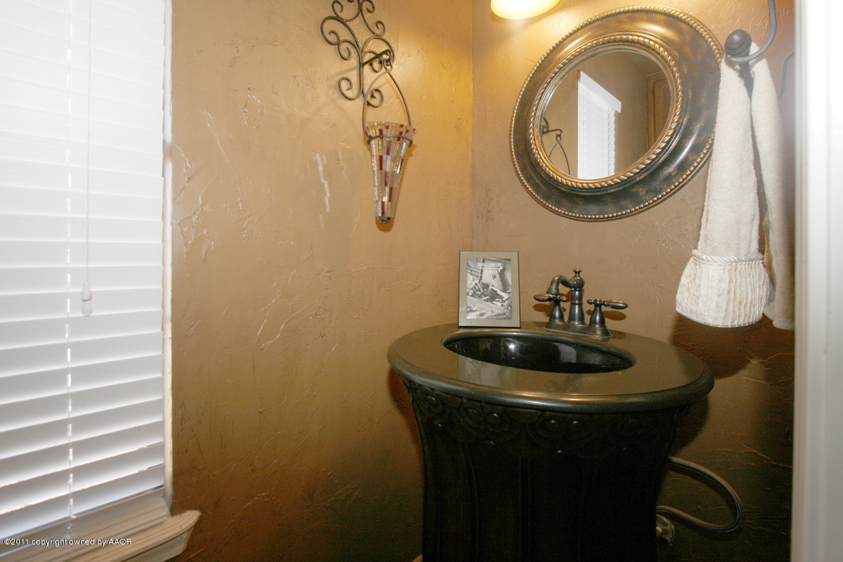 46 Helium Road Amarillo, TX 79124 - Photo 20 of 24 half bath