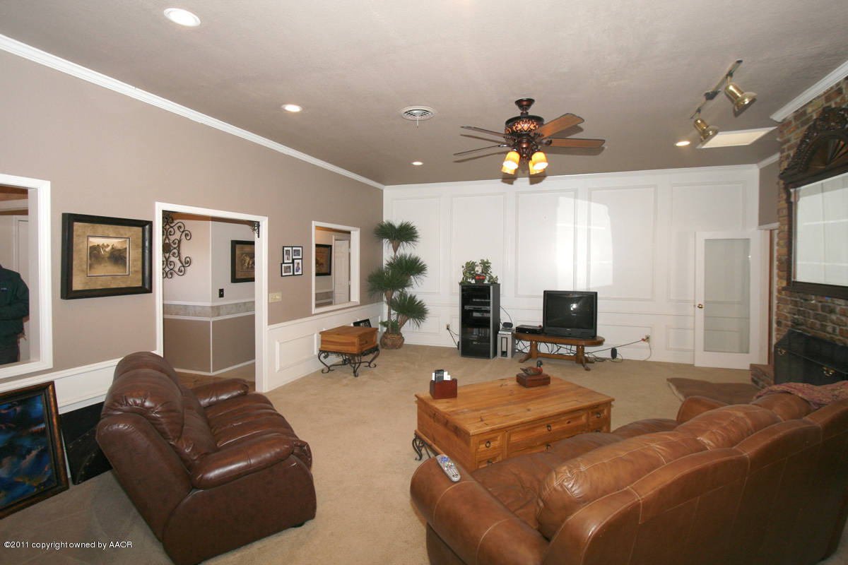 46 Helium Road Amarillo, TX 79124 - Photo 8 of 24 living room