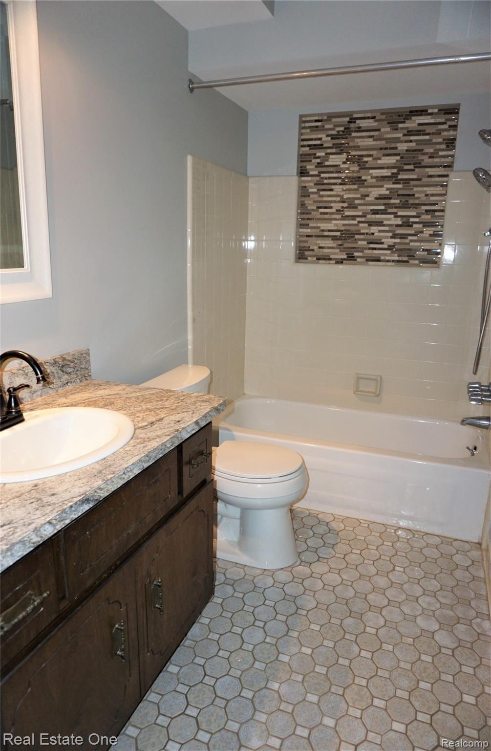 8265 Messmore Road Utica, MI 48317 - Photo 18 of 29 DSC02837 (2).JPG