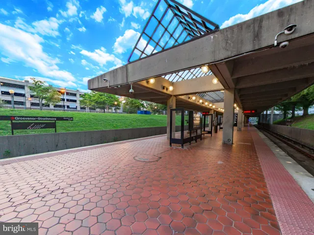 $479,000 | 10201 Grosvenor Place, Unit 1001, Rockville, MD 20852