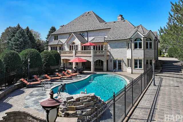 $2,495,000 | 1 Pacer Trail, South Barrington, IL 60010