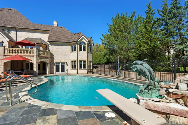$2,495,000 | 1 Pacer Trail, South Barrington, IL 60010