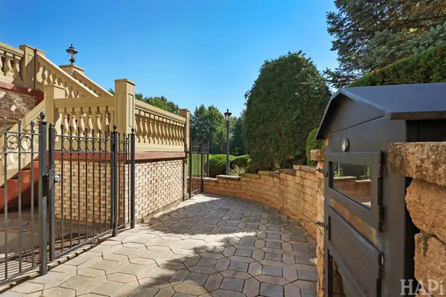 $2,495,000 | 1 Pacer Trail, South Barrington, IL 60010