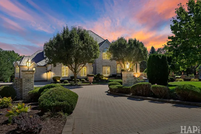 $2,495,000 | 1 Pacer Trail, South Barrington, IL 60010