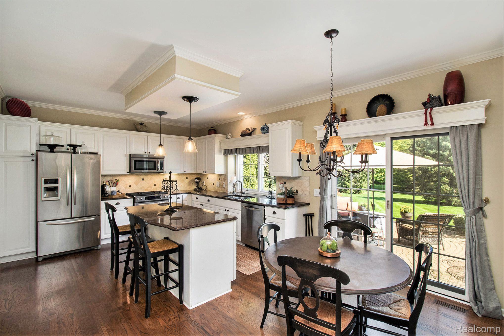 1034 Miners Run Rochester, MI 48306 - Photo 14 of 44 Bright Kitchen with Breakfast Nook