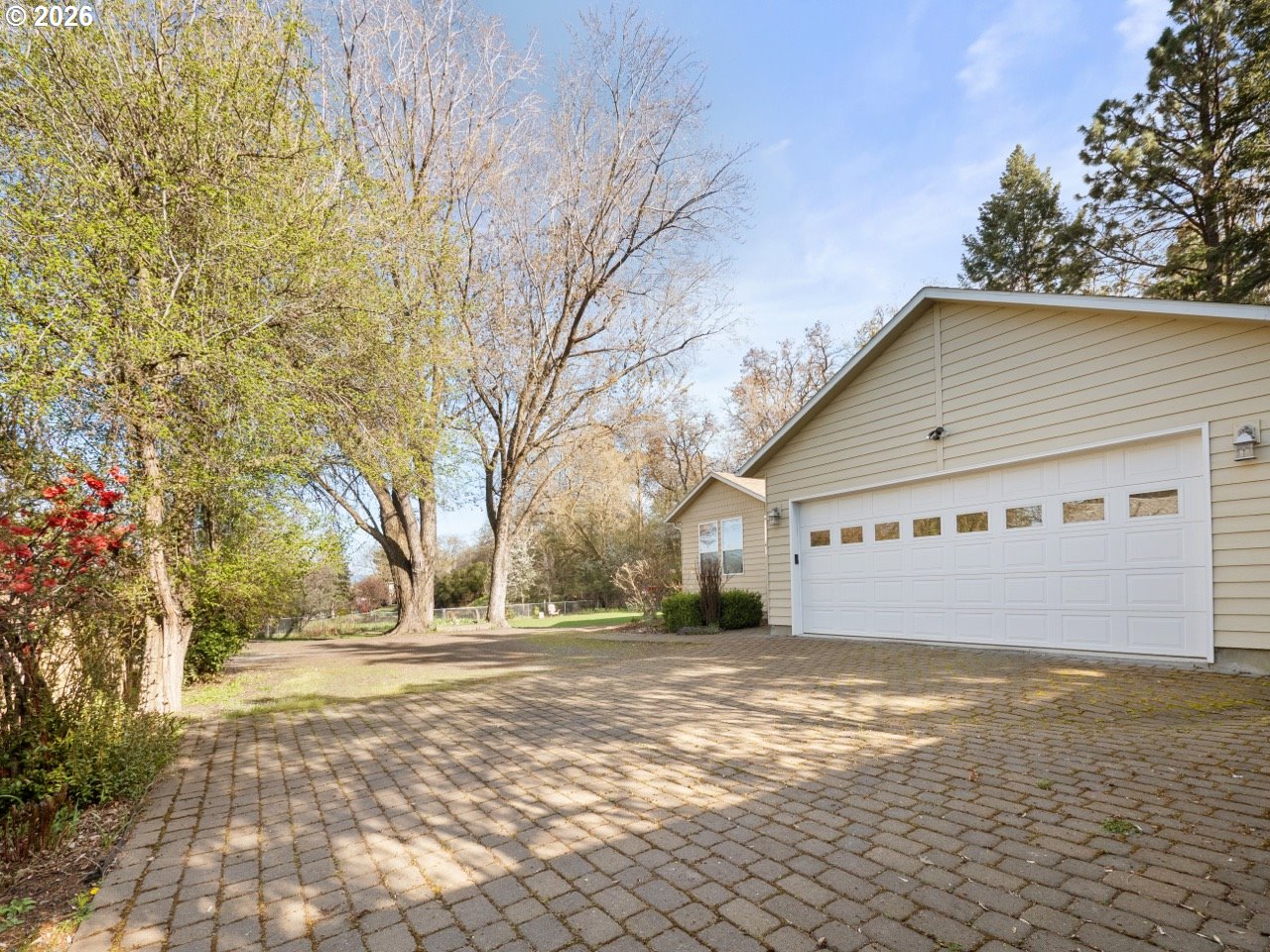 1101 B Avenue La Grande, OR 97850 - Photo 23 of 35 a front view of house with yard
