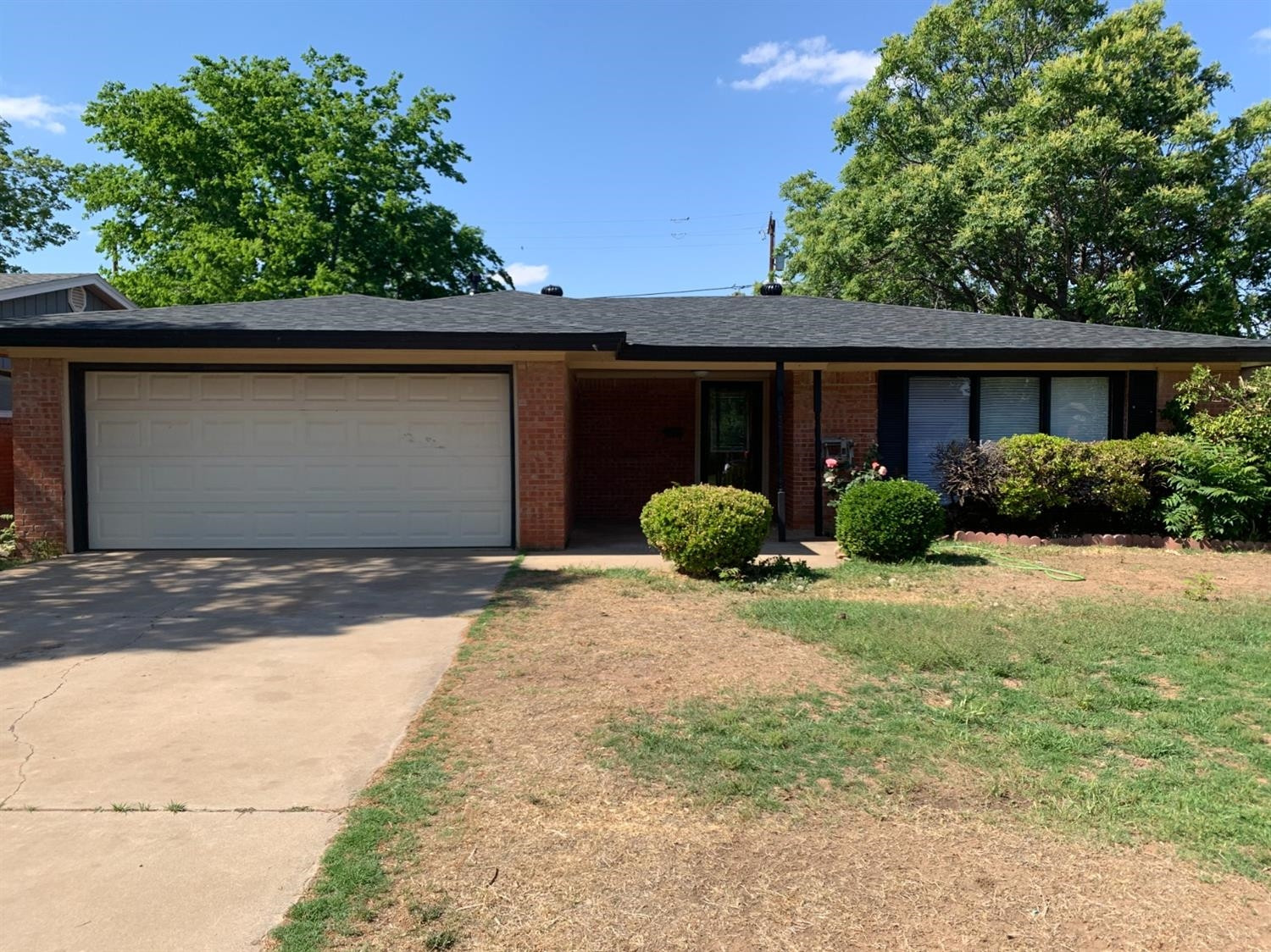 a view of a house with a yard and plants