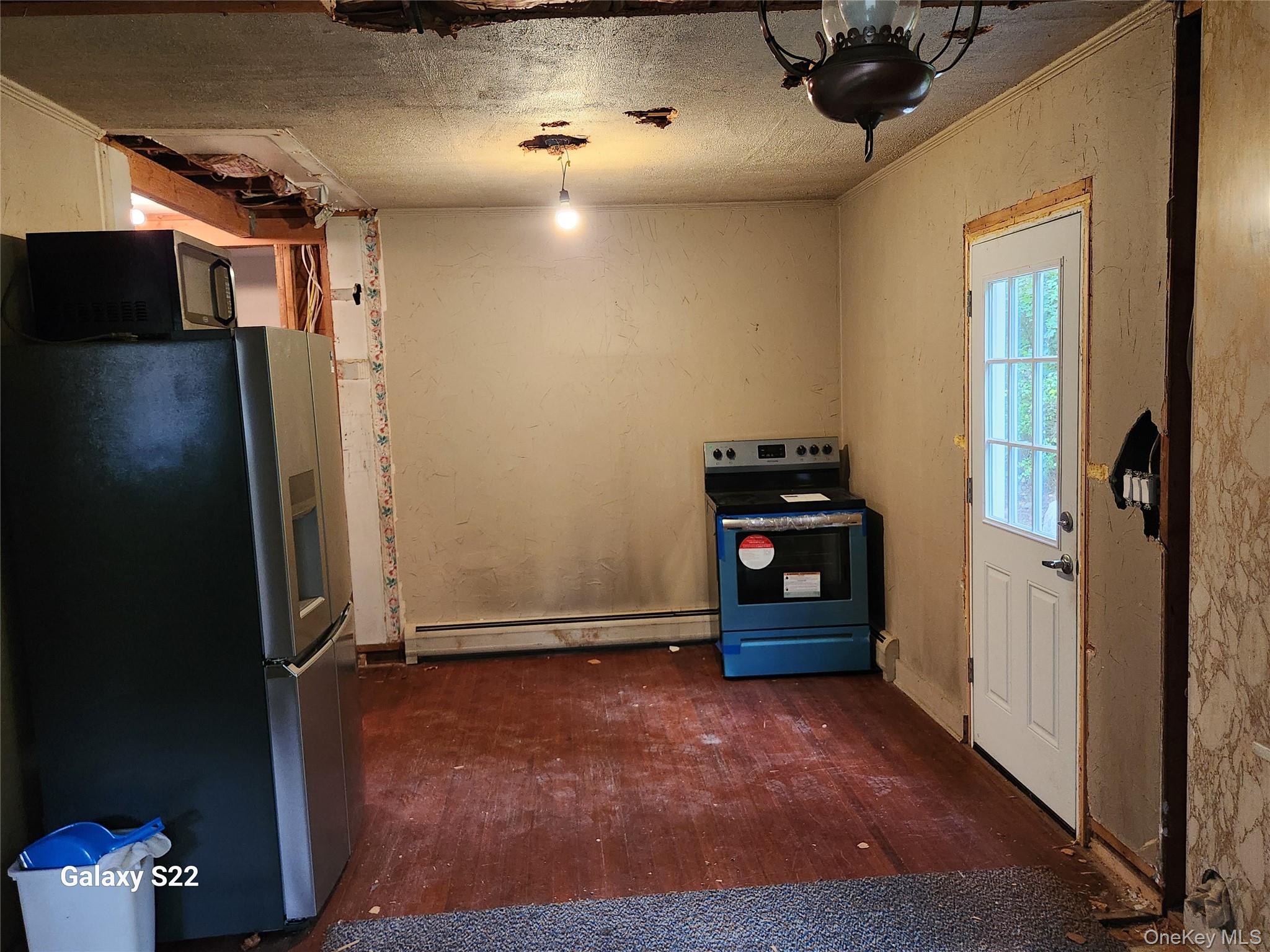 116 Croton Park Road Cortlandt Manor, NY 10567 - Photo 9 of 16 a view of a livingroom with a furniture