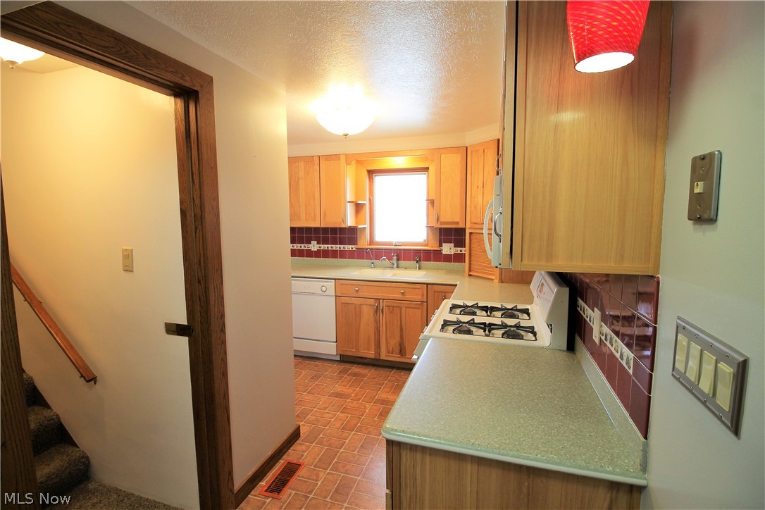 1567 Jacoby Road Akron, OH 44321 - Photo 14 of 31