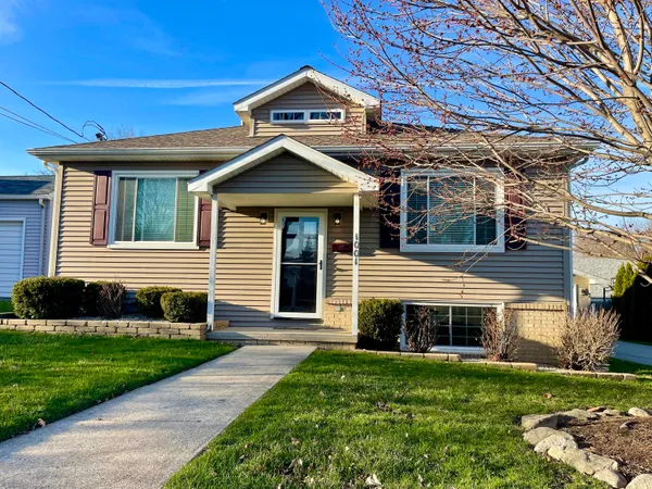 $370,000 | 1001 Institute Street, Valparaiso, IN 46383