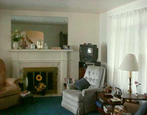 426 Old Farm Road Mt. Lebanon, PA 15228 - Photo 5 of 8 Living Room.
