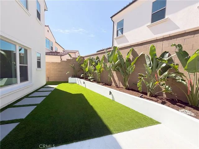 a view of a back yard